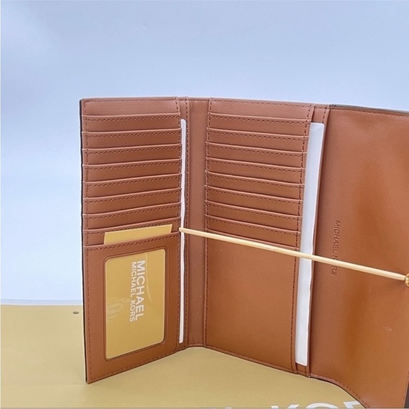 Michael Kors Large Trifold Wallet
Leather Vanilla - Picture 4 of 7
